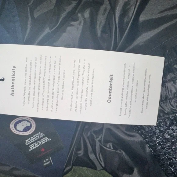 Beautiful new and blue Canada Goose Research Jacket - Picture 10 of 13